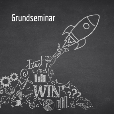 Tafelzeichnung mit Rakete, Diagrammen, Zahnrädern und dem Wort 'WIN' unter dem Titel 'Grundseminar'